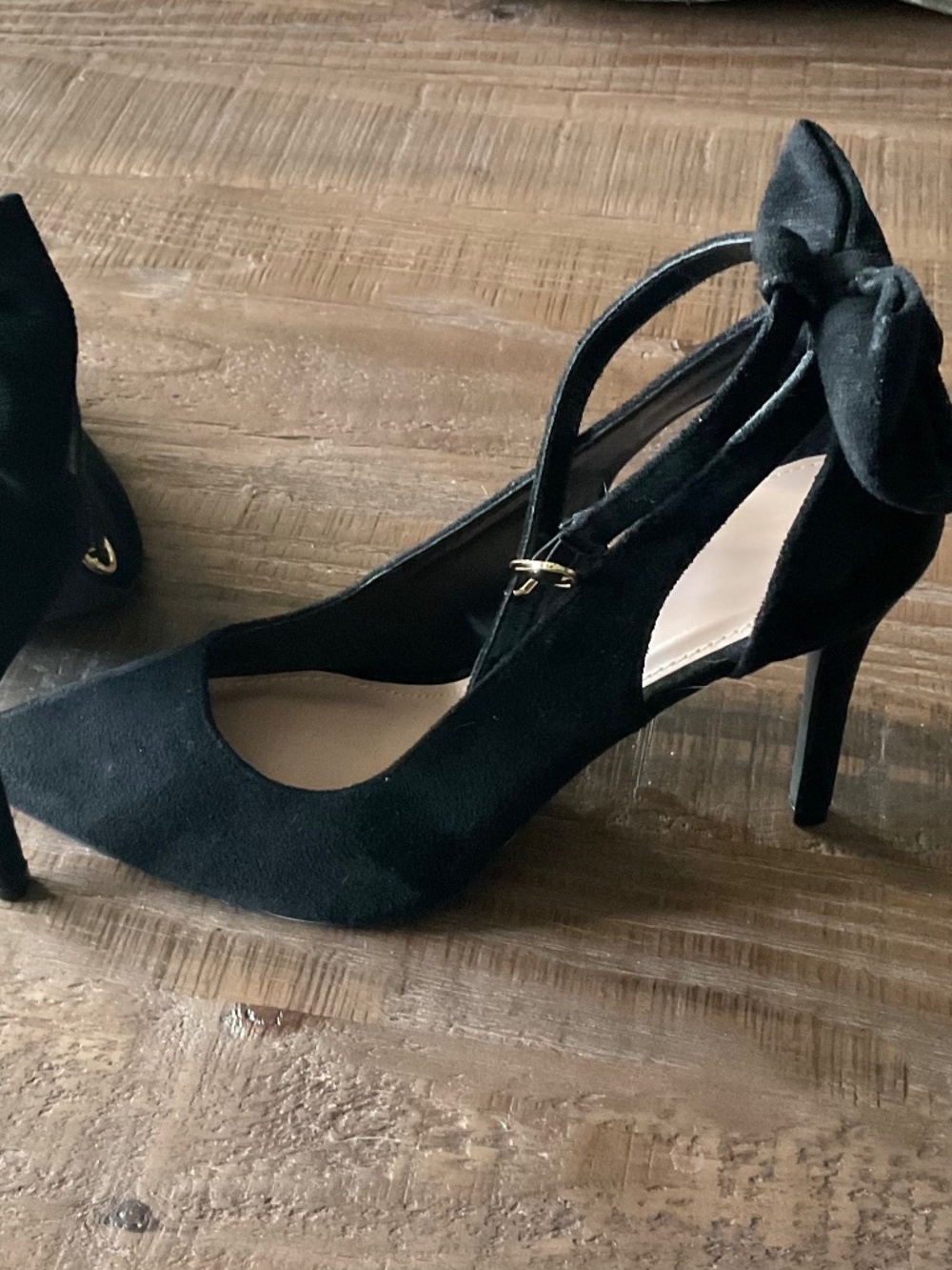 NWOT ZBY beautiful black pumps with bow in the back